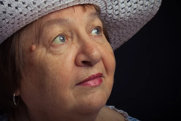 Portrait de femme âgée avec un chapeau. Rêve. tonique — Photo