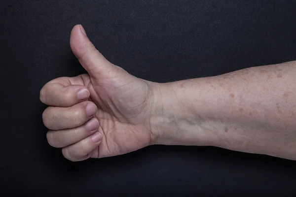 Handen van oudere vrouw op zwarte achtergrond — Stockfoto