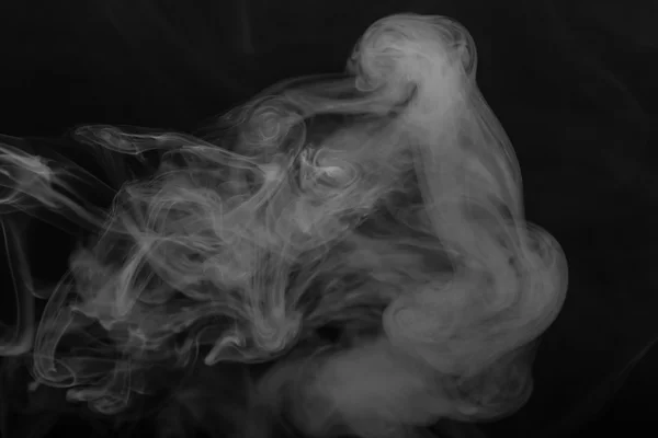 Nuvem de fumo no fundo preto. Foco seletivo — Fotografia de Stock