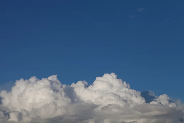 Blue sky with white cumulus clouds — Stock Photo, Image