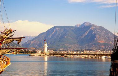 Dağlar ve deniz gezinti yüzde olarak görüntülemek