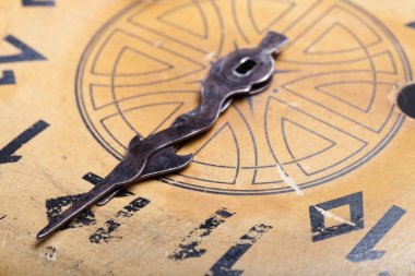 Eski saat saat yüzünü. Seçici odak. F sığ derinliği