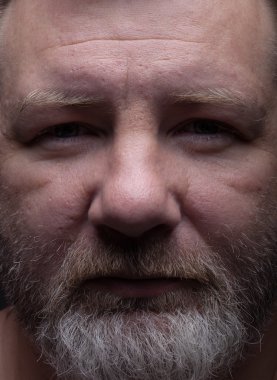 Sakallı bir adam portresi. Dikkat