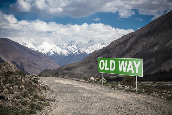 Aanwijzer op de bergweg in Tadzjikistan. Pamir highway — Stockfoto
