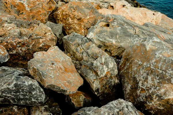 Grandes piedras en el paseo marítimo en el centro de Alanya. Pavo. Tonificado —  Fotos de Stock