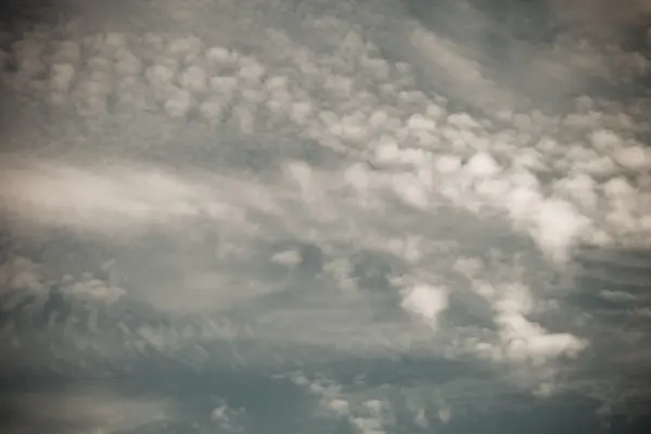 Weiße Wolken am blauen Himmel. Selektiver Fokus. gemildert — Stockfoto