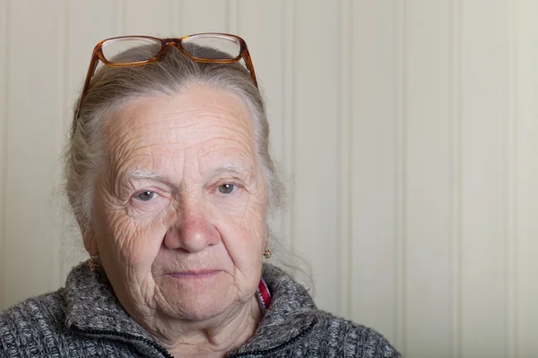眼鏡で高齢者の女性の肖像画 — ストック写真