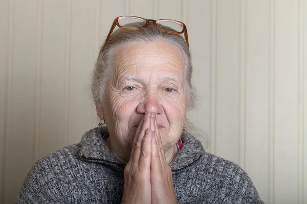 Portrait of elderly woman in glasses — Stock Photo, Image