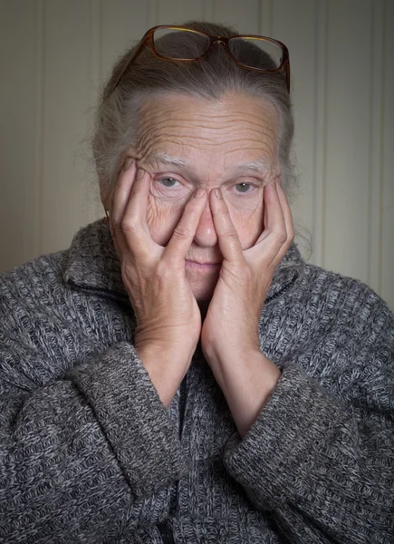 Portret starszą kobietę w okularach. Stonowanych — Zdjęcie stockowe