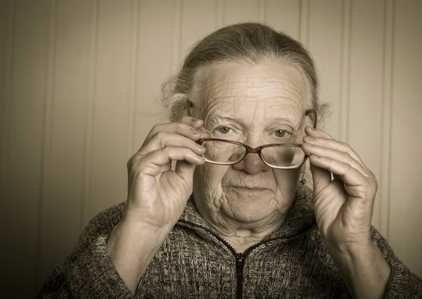 Retrato de mulher idosa em óculos. Tonificado — Fotografia de Stock