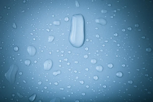 Gotas de agua sobre un fondo de color. Tonificado — Foto de Stock