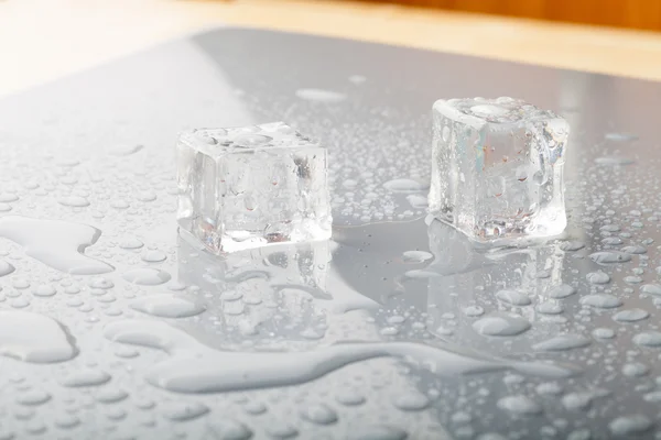 Cubos de hielo en una mesa húmeda. Enfoque selectivo —  Fotos de Stock