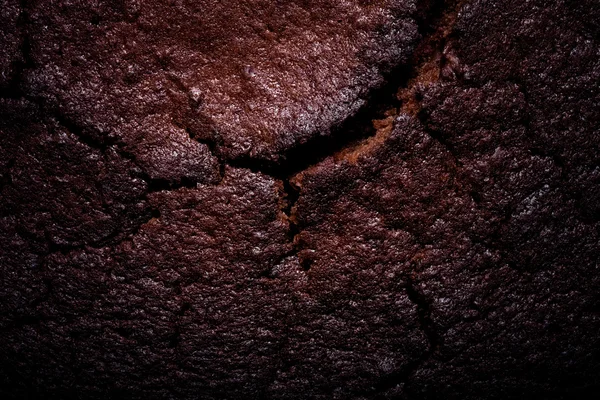 Parte superior de pastel de chocolate fresco con grietas. Tonificado —  Fotos de Stock