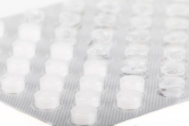 Beyaz arka planda izole edilmiş haplarla su toplamış..