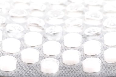 Beyaz arka planda izole edilmiş haplarla su toplamış..