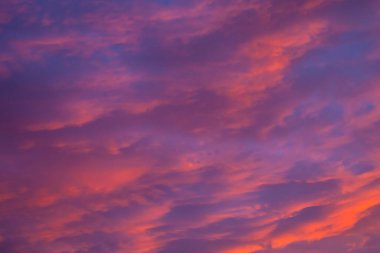 Gökyüzünün doğal arka planında güzel renkli bulutlar.