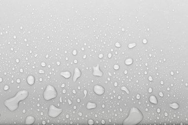 Renkli arka planda bir damla su. Seçici odaklanma. Gri.