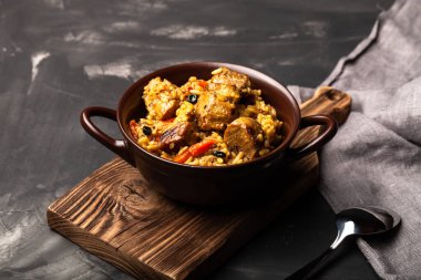 Kil tabakta büyük porsiyon pilav. Özbek yemekleri nefis..