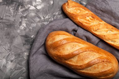 Yapılandırılmış yüzeyde ekmekle kompozisyon.