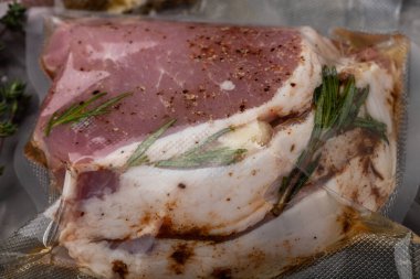 Yapışkan bir yüzeyde pişirilmek üzere hazırlanmış etle kompozisyon..