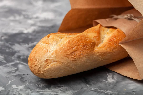 Composição Com Pão Uma Superfície Rebocada Texturizada — Fotografia de Stock