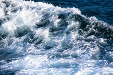 Deniz dalgasının beyaz tepesi. Seçici odaklanma. Sığ alan derinliği.