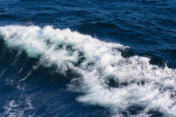 Deniz Dalgasının Beyaz Tepesi Seçici Odaklanma Sığ Alan Derinliği — Stok fotoğraf