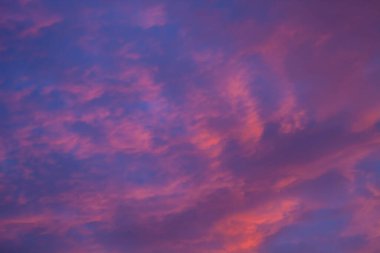 Gökyüzünün doğal arka planında güzel renkli bulutlar.