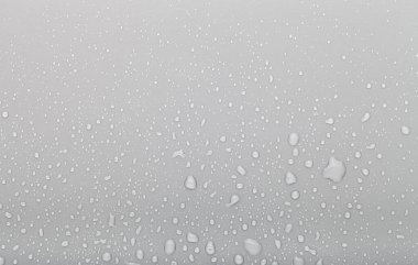 Renkli arka planda bir damla su. Gri.