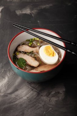 Bir kase pirinç eriştesi, et ve sebzeli kompozisyon..