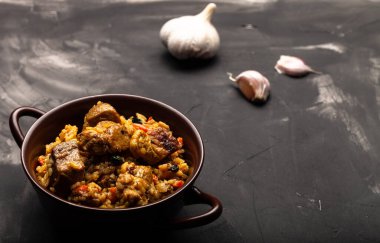 Kil tabakta büyük porsiyon pilav. Özbek yemekleri nefis..