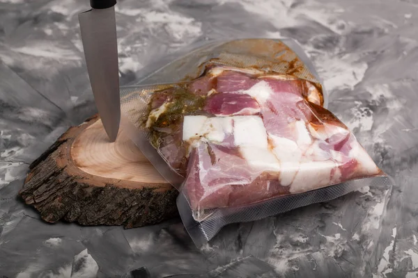 Composición Con Una Carne Preparada Para Cocinar Sobre Una Superficie Fotos de stock libres de derechos