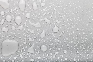 Renkli arka planda bir damla su. Seçici odaklanma. Gri.