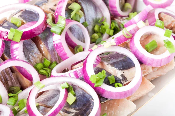 Gesalzener Hering Mit Ringen Roter Zwiebelringe Auf Ovalem Teller Auf — Stockfoto