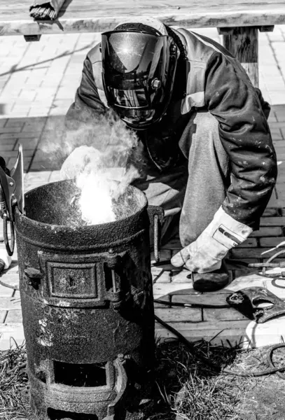 Saldatore Esperto Lavoro Preparazione Processo Saldatura Del Forno Ghisa Concentrati — Foto Stock