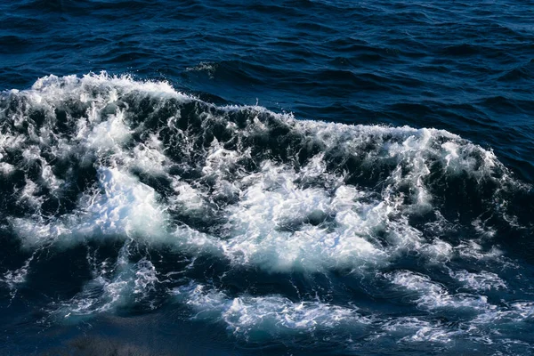 Crista Branca Uma Onda Mar Foco Seletivo Profundidade Campo Rasa — Fotografia de Stock