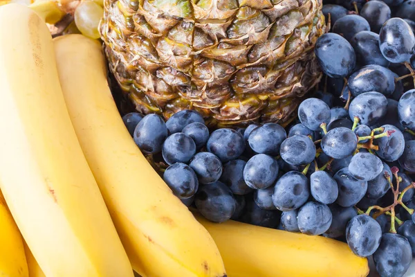 Bukiet Owoców Ananasem Bananem Winogronami Jasnym Tle — Zdjęcie stockowe