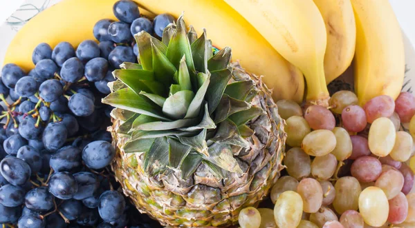 Buquê Frutas Com Abacaxi Banana Uvas Fundo Leve — Fotografia de Stock