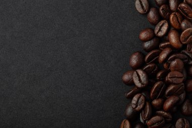 Duvar kağıdı ya da dekor için siyah arka planda kavrulmuş kahve çekirdekleri..