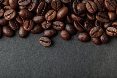 Duvar kağıdı ya da dekor için siyah arka planda kavrulmuş kahve çekirdekleri..