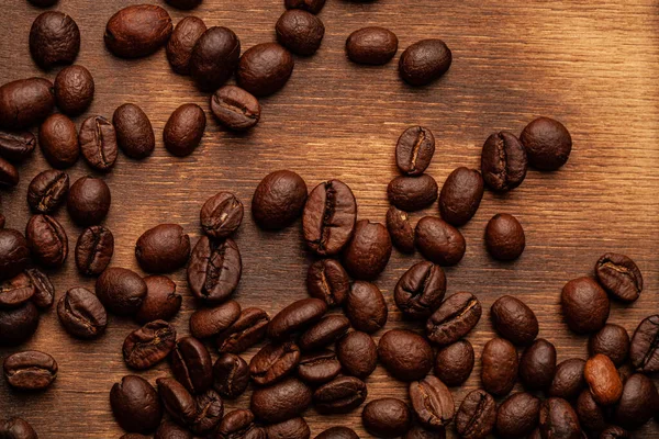 Pražená Kávová Zrna Starém Tmavém Dřevěném Pozadí Pro Tapety Nebo — Stock fotografie