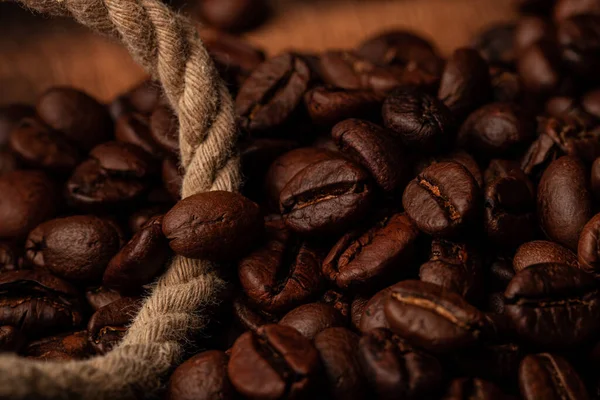 Chicchi Caffè Torrefatto Sul Vecchio Sfondo Legno Scuro Carta Parati — Foto Stock