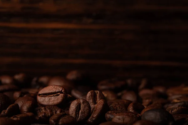 Granos Café Tostados Sobre Viejo Fondo Madera Oscura Para Papel —  Fotos de Stock