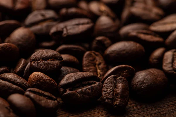 Granos Café Tostados Sobre Viejo Fondo Madera Oscura Para Papel —  Fotos de Stock