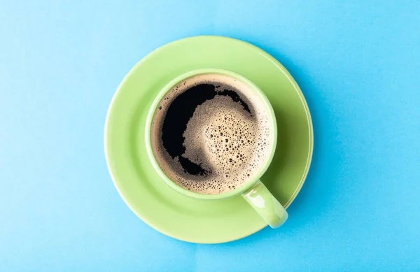 Heißer Frischer Kaffee Mit Schaum Der Grünen Tasse Auf Farbigem — Stockfoto