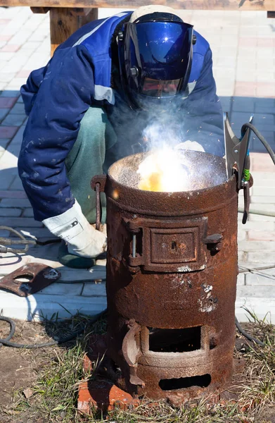 Saldatore Esperto Lavoro Preparazione Processo Saldatura Del Forno Ghisa Concentrati — Foto Stock