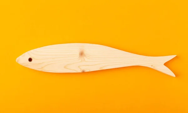 一种马鲭鱼的雕像 用实心松木手工雕琢而成 黄色的背景 — 图库照片