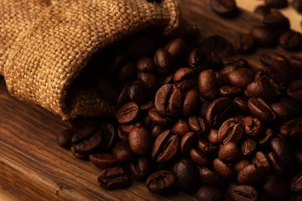 Geröstete Kaffeebohnen Auf Dem Alten Dunklen Holzhintergrund Für Tapete Oder — Stockfoto