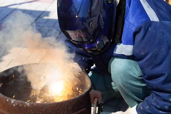 Soldador Experiente Trabalho Preparação Processo Soldagem Forno Ferro Fundido Foco Fotografia De Stock