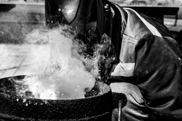 Saldatore Esperto Lavoro Preparazione Processo Saldatura Del Forno Ghisa Concentrati — Foto Stock